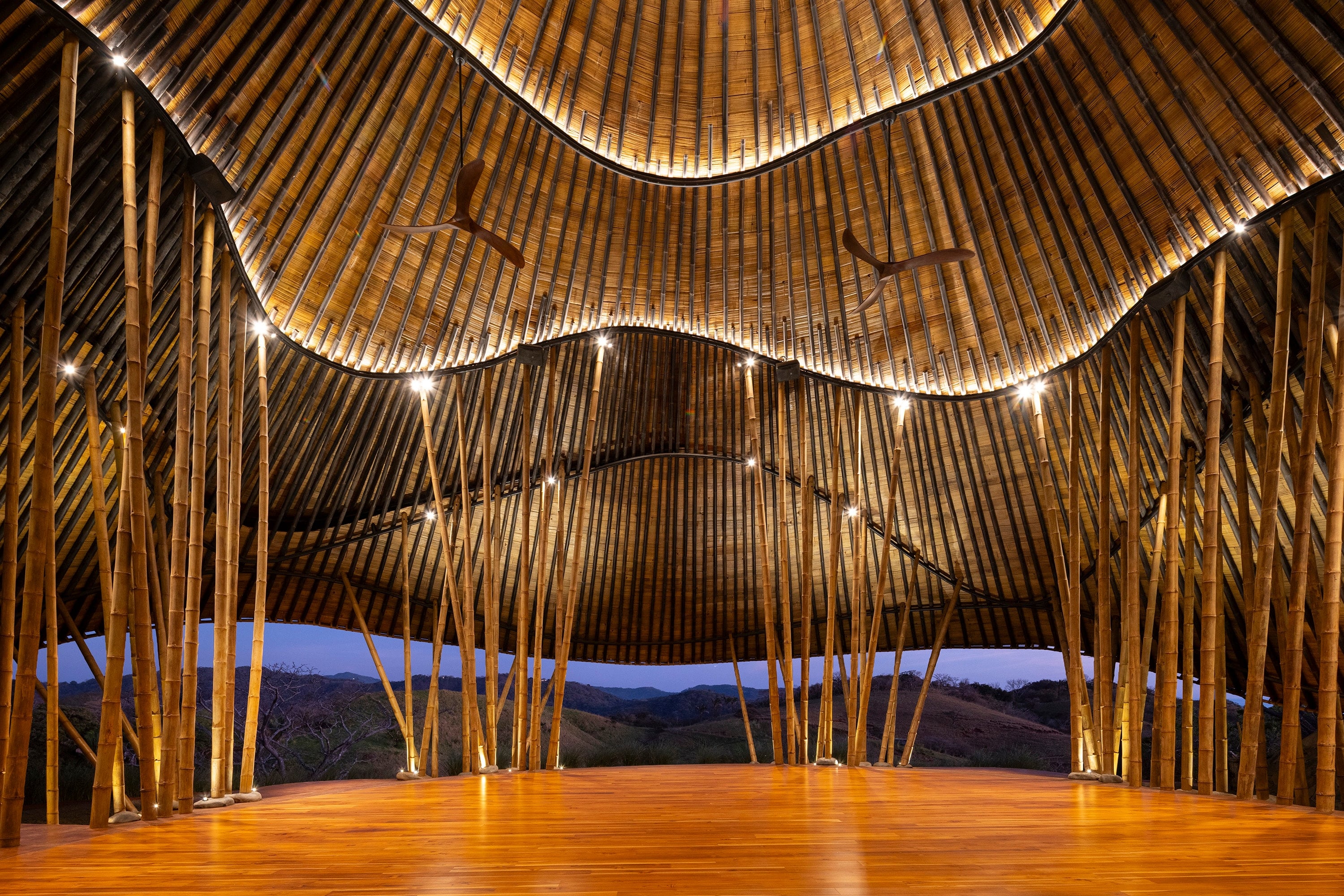 Maloca de Tierramor: estructura interior de bambú iluminada