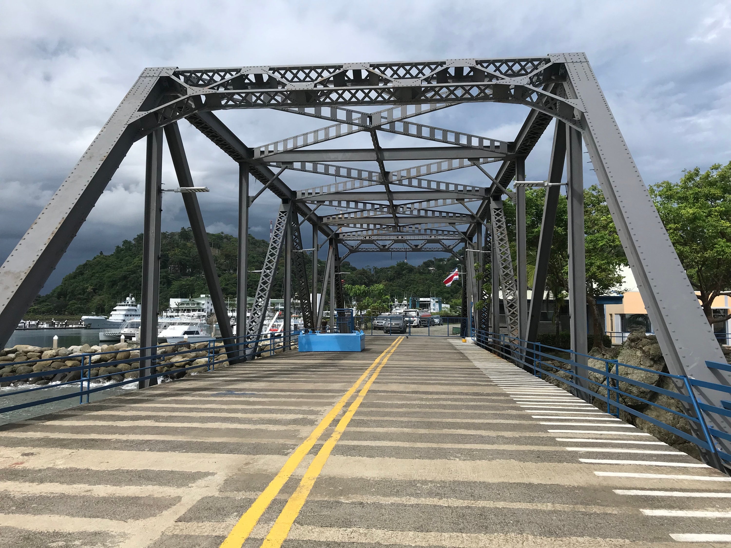Muelle Quepos: puente de armadura de acero con calzada de dos carriles