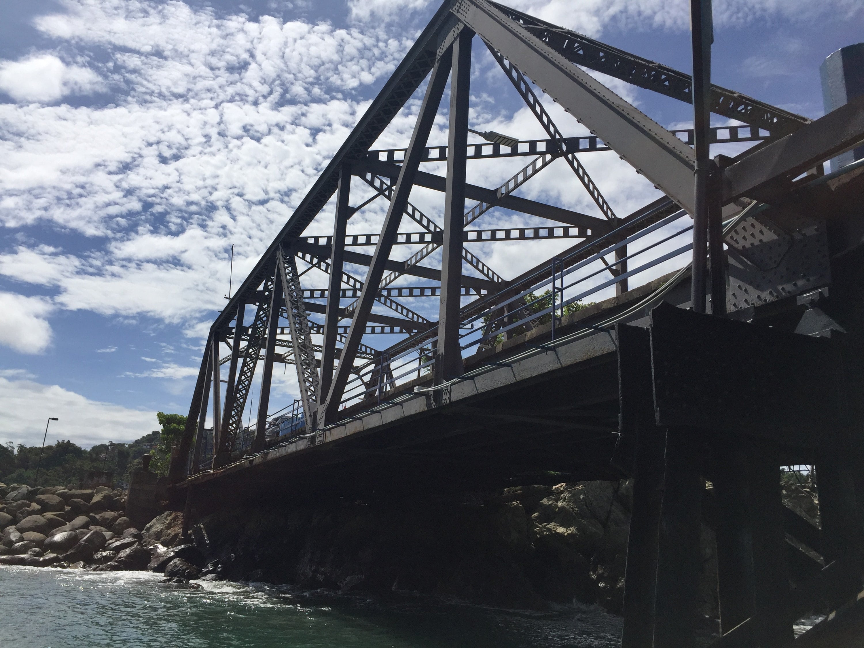 Puente de armadura de acero sobre el agua, visto desde abajo