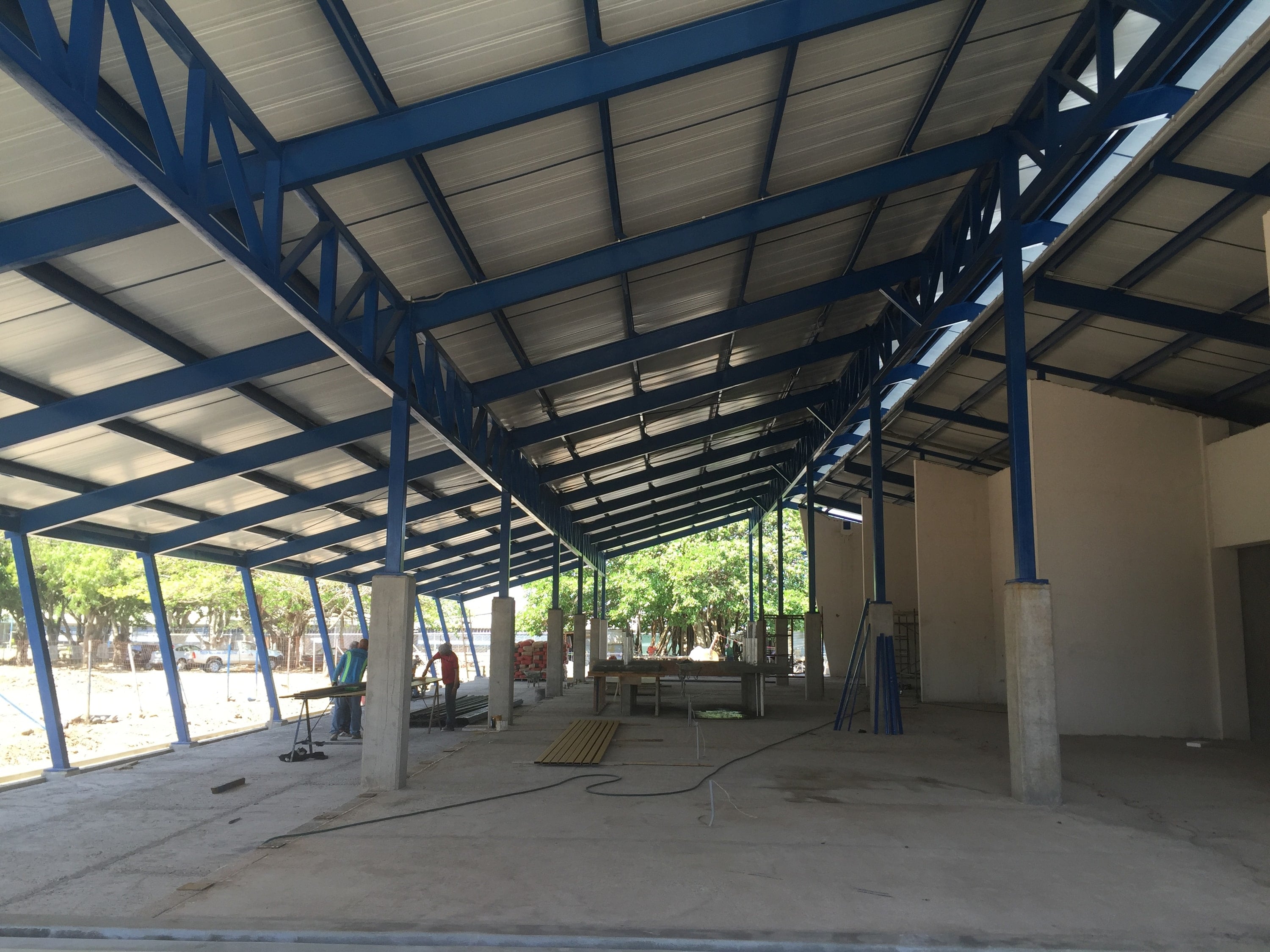 Estructura de acero de la cubierta del comedor de la UTN en Puntarenas