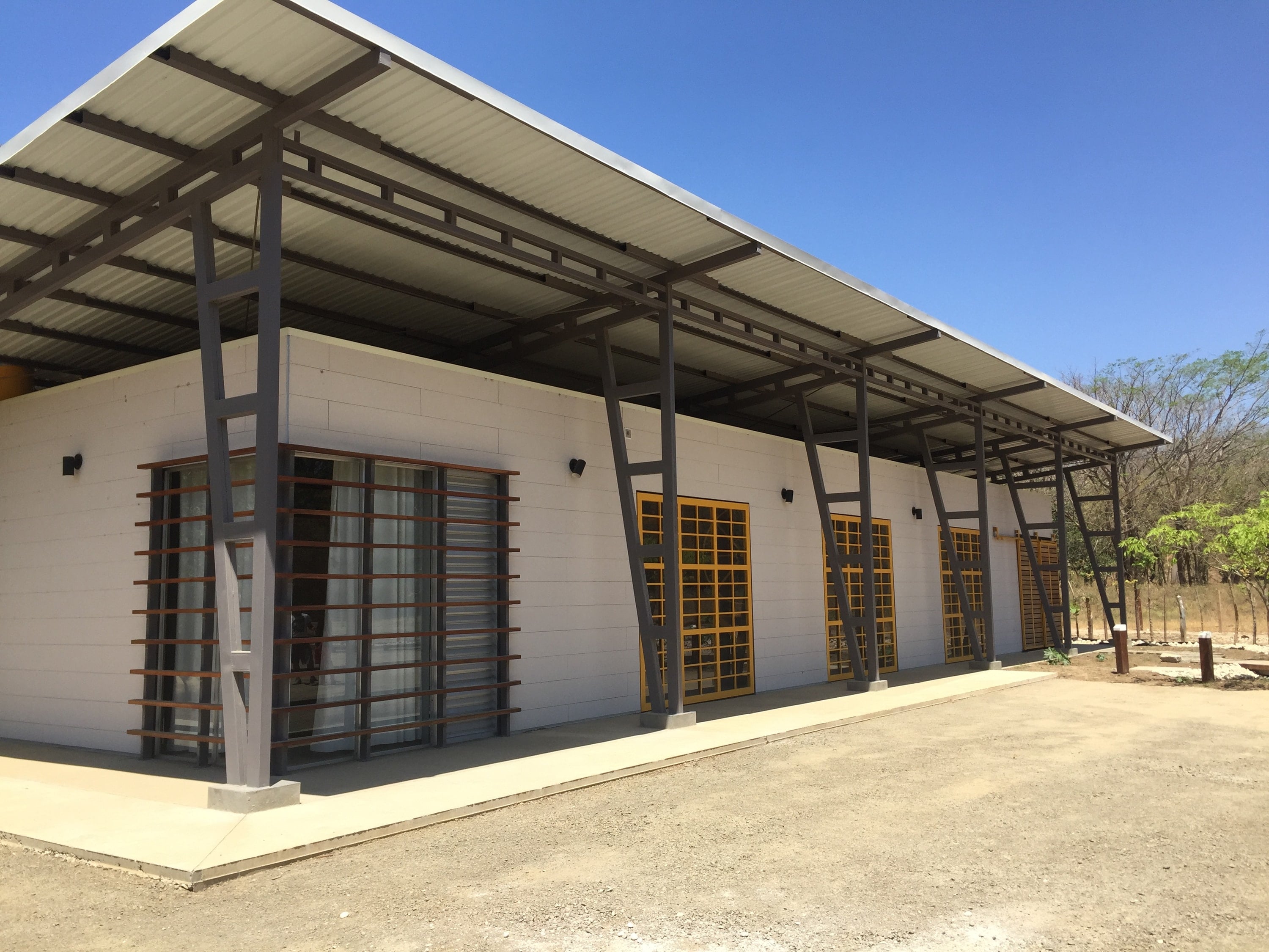 Woodshop: edificio industrial con estructura de acero y cubierta en voladizo